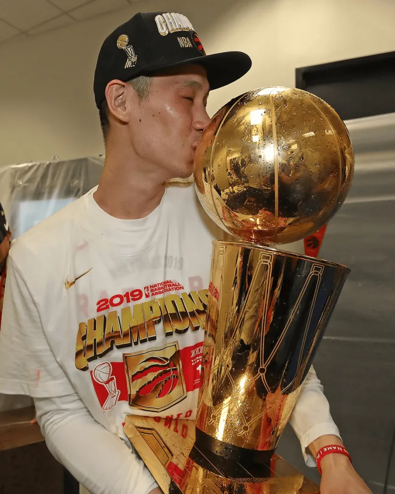 乐鱼电竞-猛龙官方晒组图祝福林书豪：祝你退役快乐，冠军