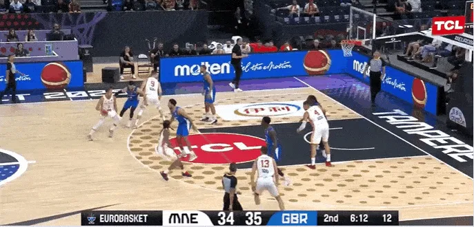 乐鱼电竞-制霸禁区！武切维奇接队友分球，轻舒猿臂完成单臂重扣