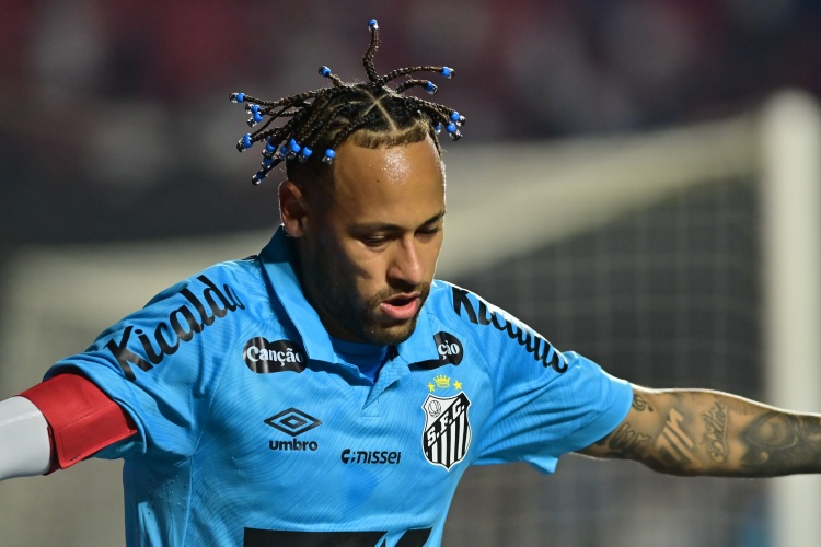 乐鱼电竞-内马尔伤缺巴西队赛事，周末与友人共度板网球时光